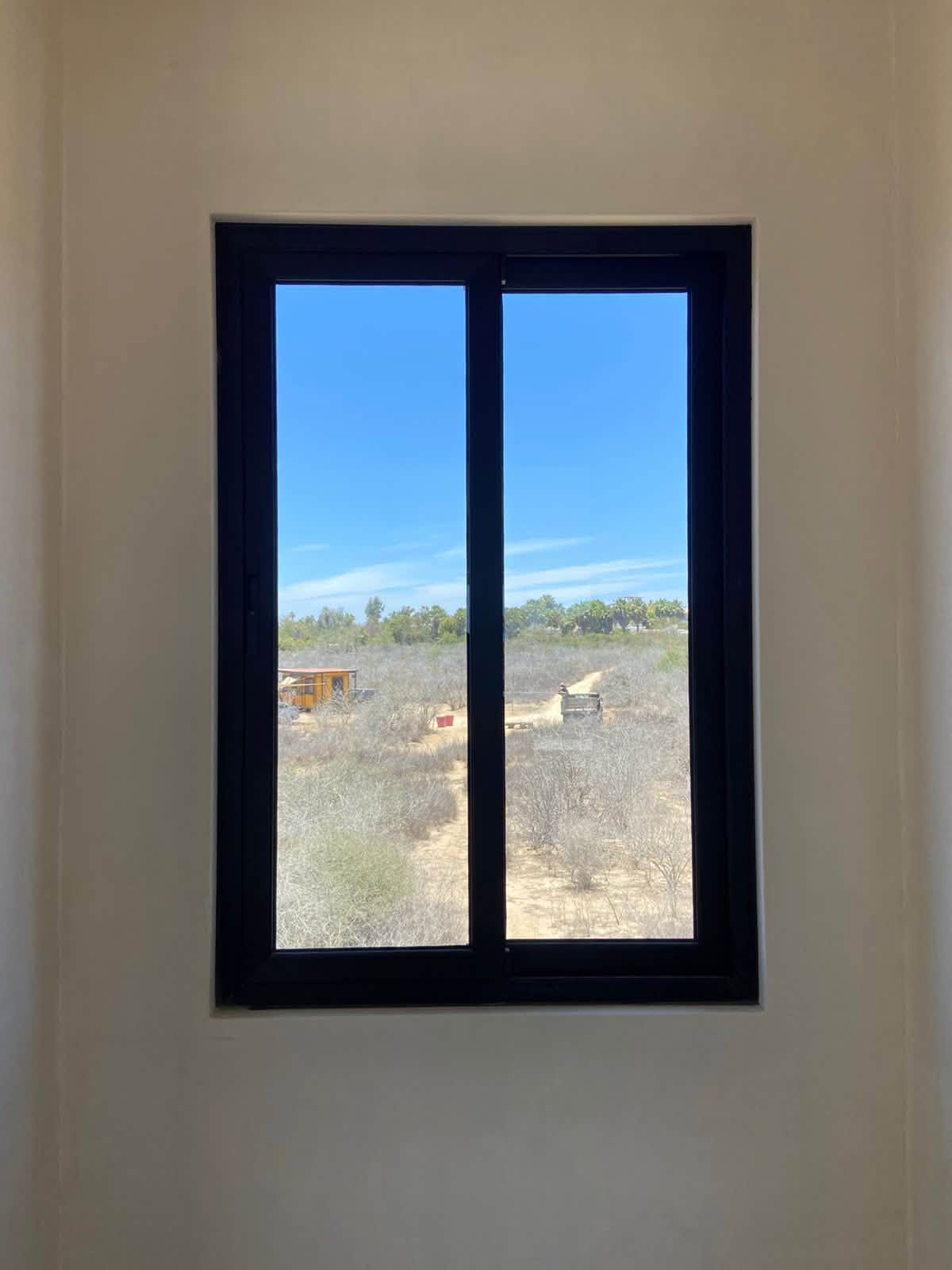 Ventana de marco negro
