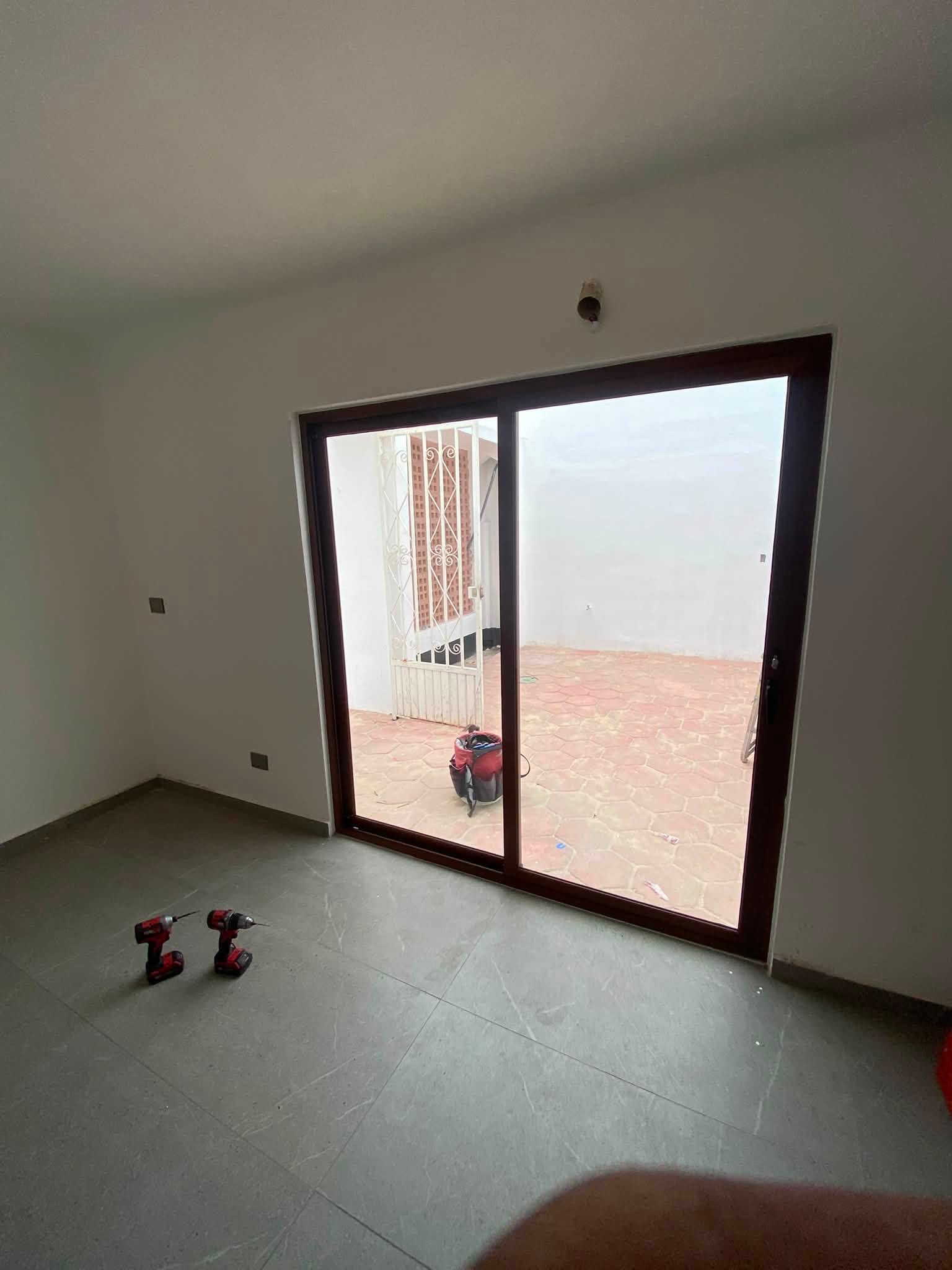 Puertas corredizas de vidrio en obra