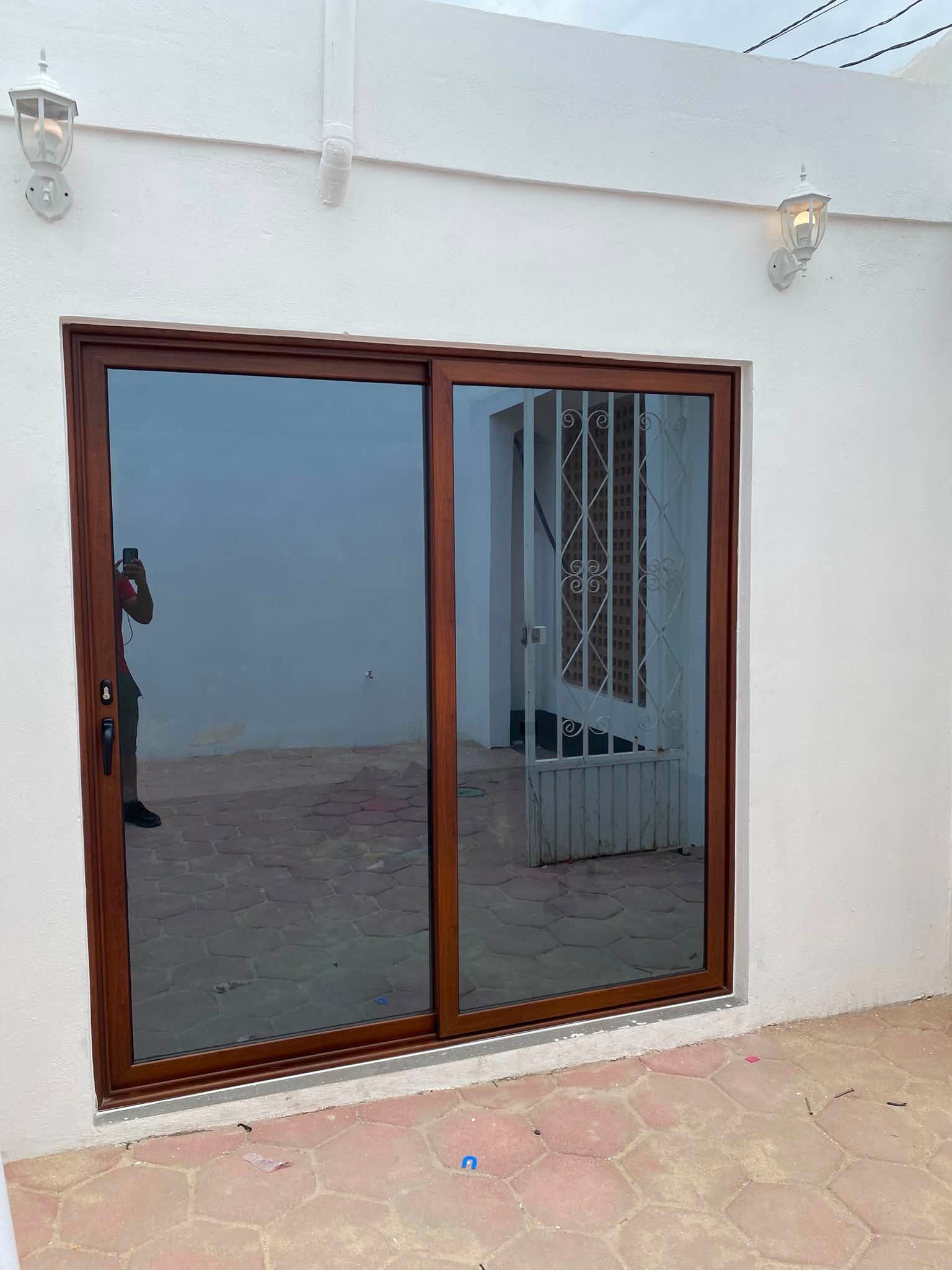 Puertas corredizas de vidrio con marco de madera